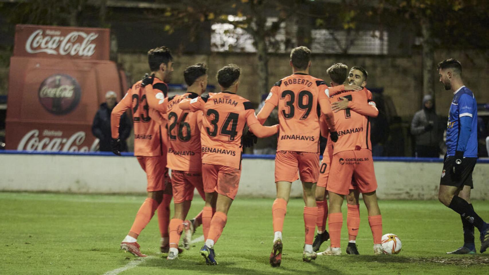 Los jugadores del Málaga CF celebran con Jairo una de sus asistencias.