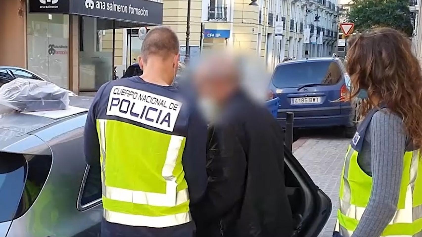El momento de la detención del presunto asesino, de 62 años, por parte de la Policía.