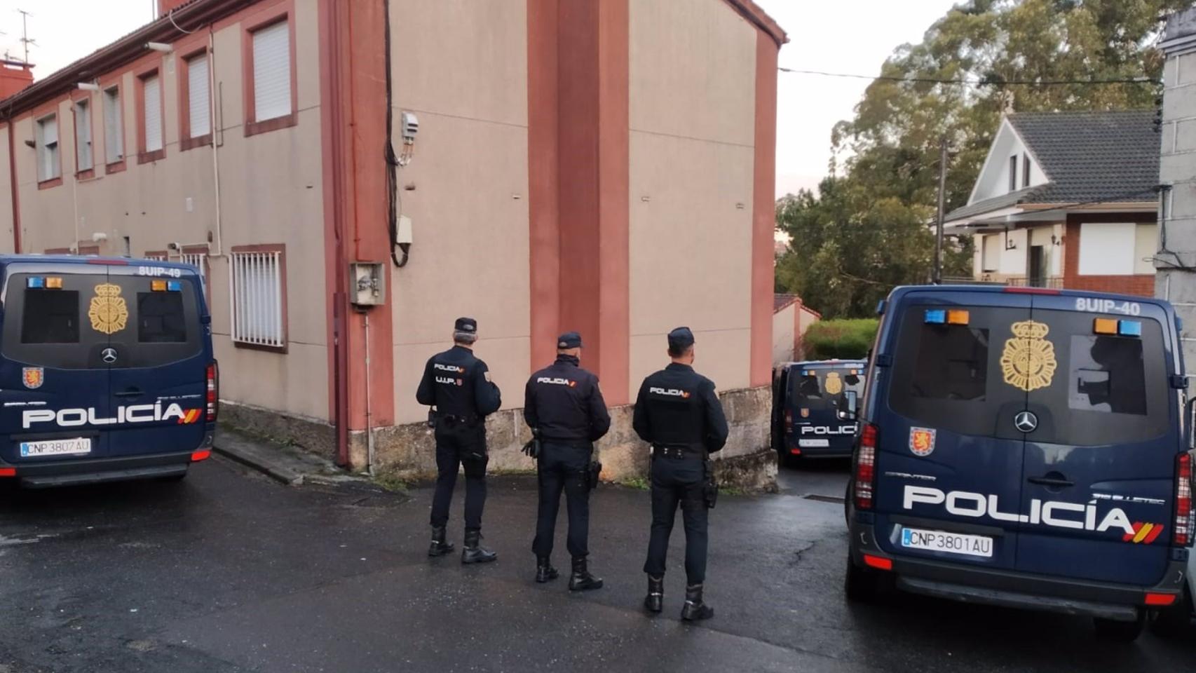Agentes de la Policía Nacional durante la operación.