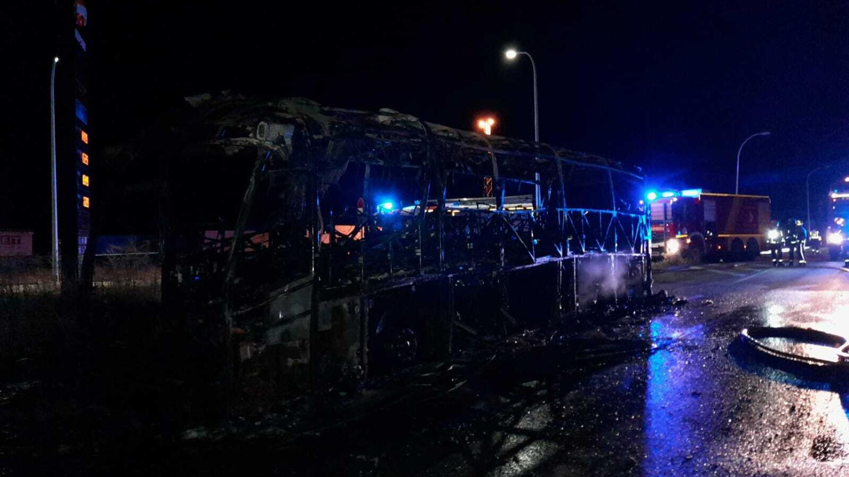 El autobús quedó completamente calcinado. Foto: Servicio Provincial de Bomberos de Cuenca.