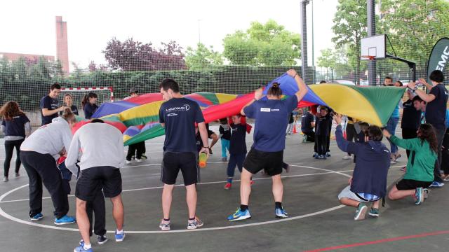 Alumnos de la UEMC juegan con varios niños