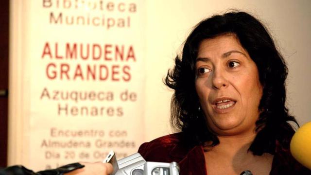 Almudena Grandes durante una visita a Azuqueca de Henares (Guadalajara).