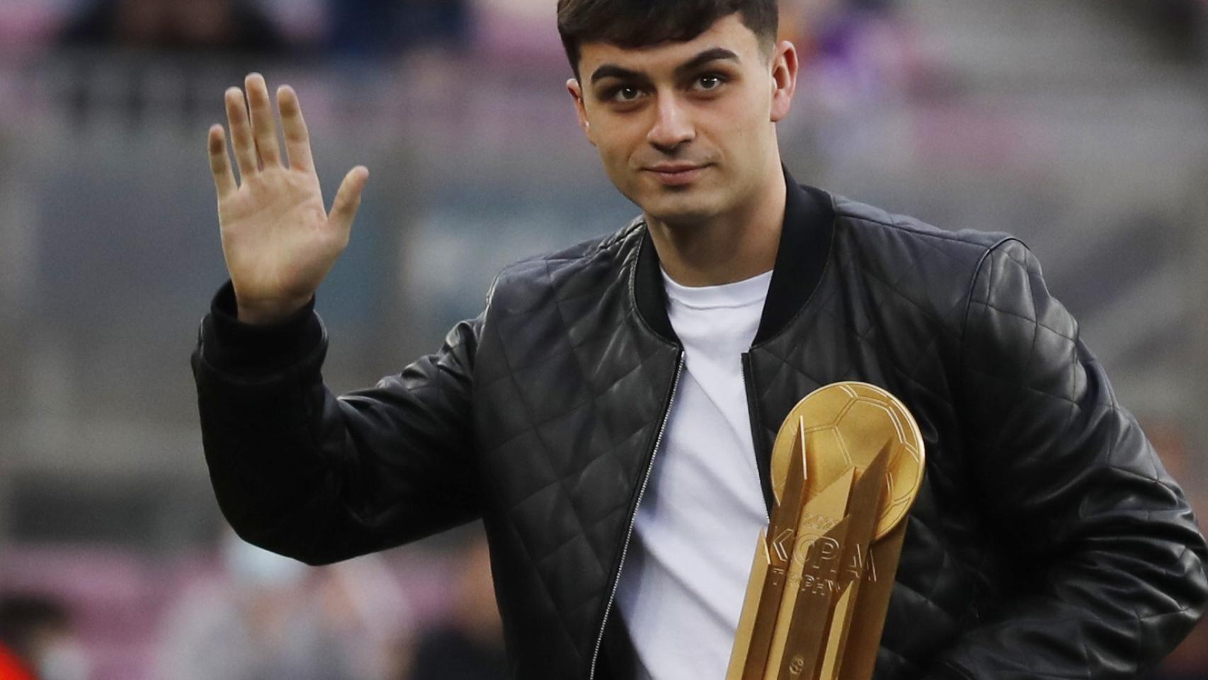 Pedri ofrece el trofeo Kopa al público del Camp Nou