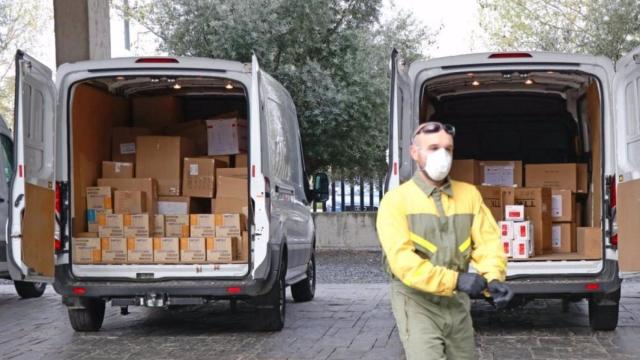Reparto de artículos de protección entre los centros sanitarios de CLM. (Foto: JCCM)