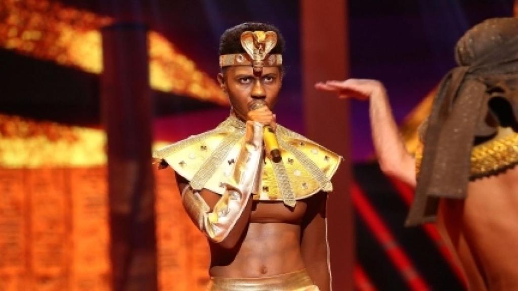 Nia en la gala dos de 'Tu cara me suena 9' en la que interpretó al cantante Lil Nas X.