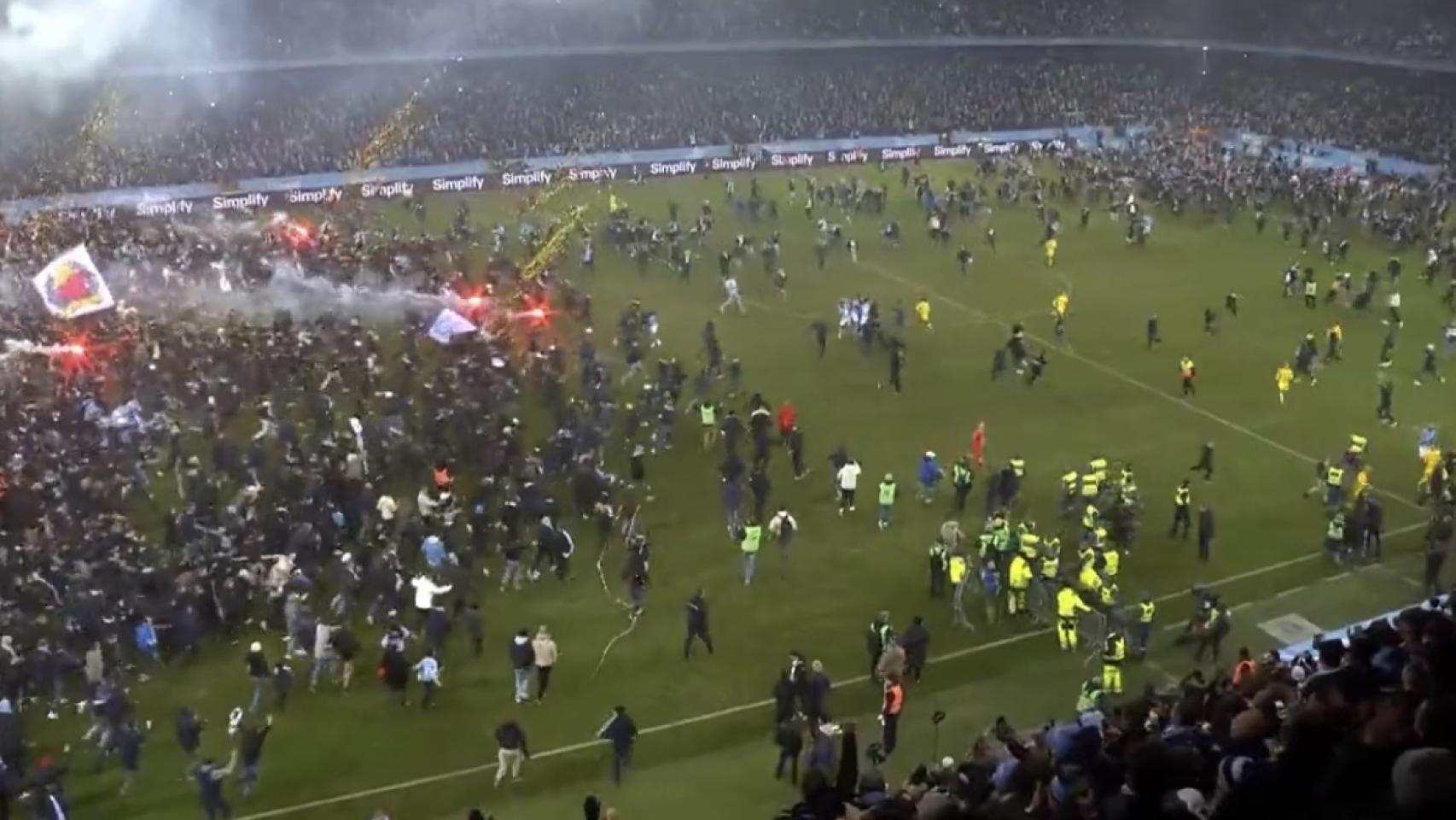 Los ultras del Malmö asaltan el estadio para celebrar el título de liga en Suecia