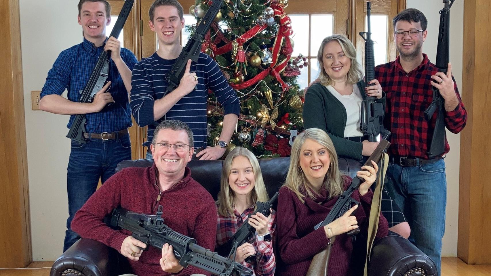 El congresista Thomas Massie (abajo a la izquierda de la imagen) posando con su familia.