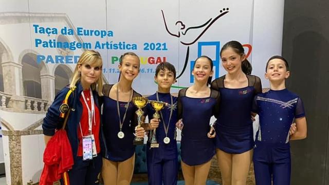 Varios de los componentes del Club Patín junto a la entrenadora Paula Álvarez