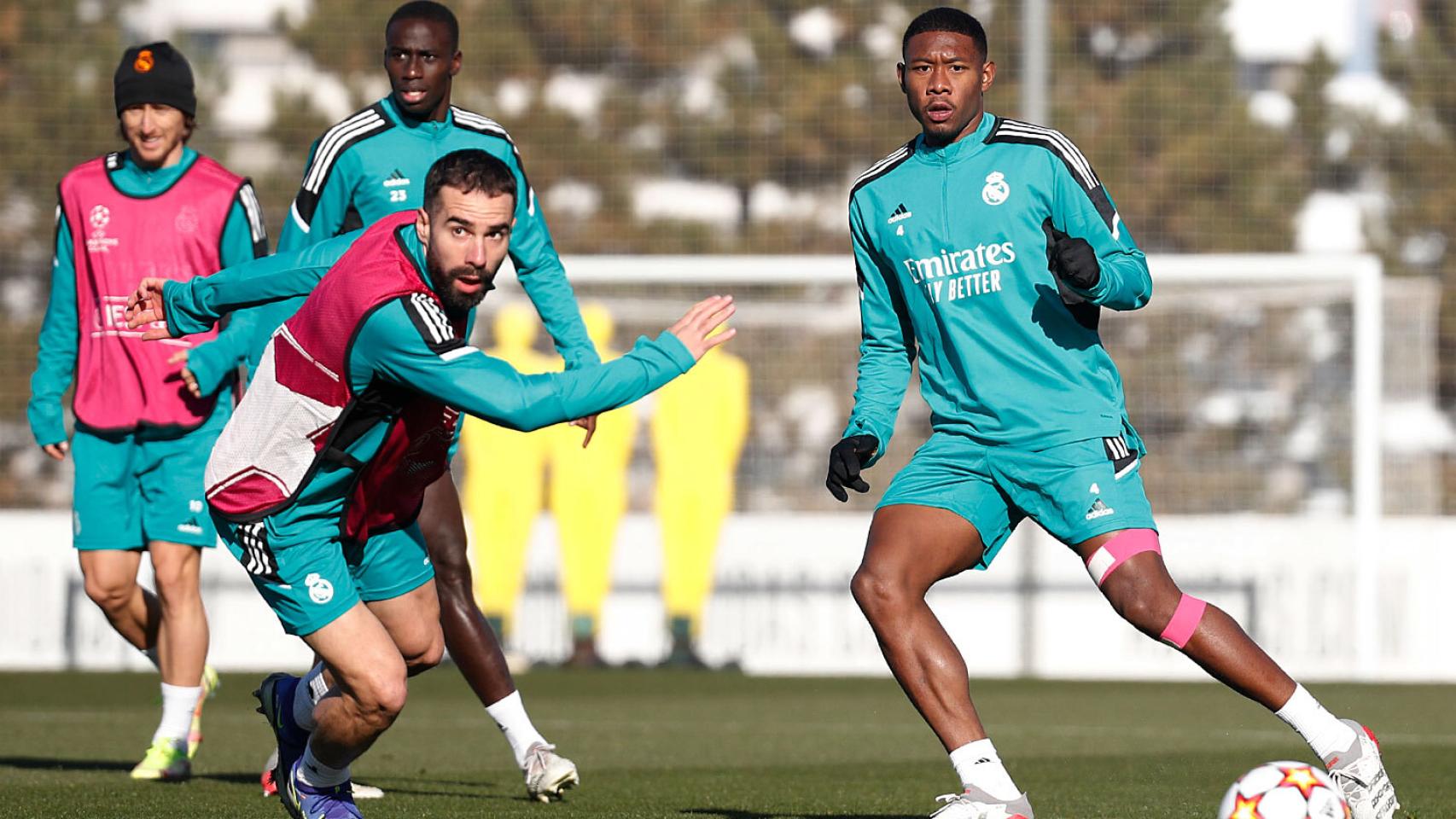 Dani Carvajal retrocede tras no poder cortar un pase de David Alaba, que luce una protección en su rodilla.