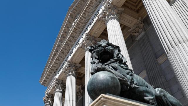 Uno de los leones que presiden la fachada del Congreso de los Diputados.
