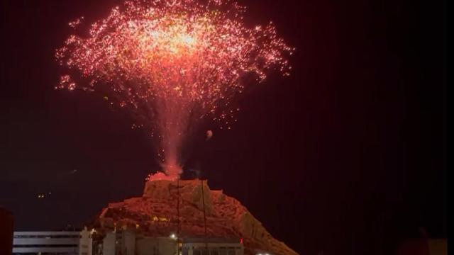 Así ha sido la inmensa (y compleja) Palmera con los colores de España disparada en Alicante