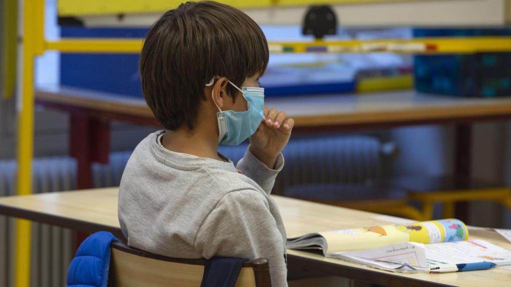 Un niño con mascarilla en un aula, en imagen de archivo.