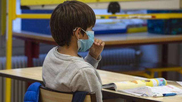 Un niño con mascarilla en un aula, en imagen de archivo.