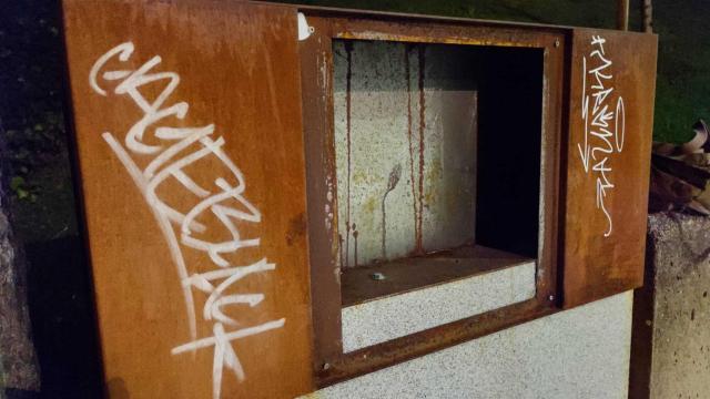 Imagen de la placa destruida por los vándalos