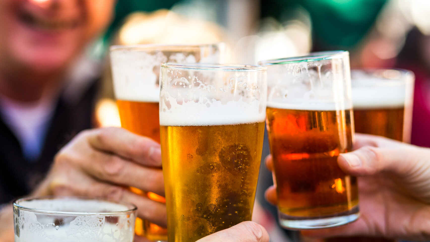 Brindis con cervezas.