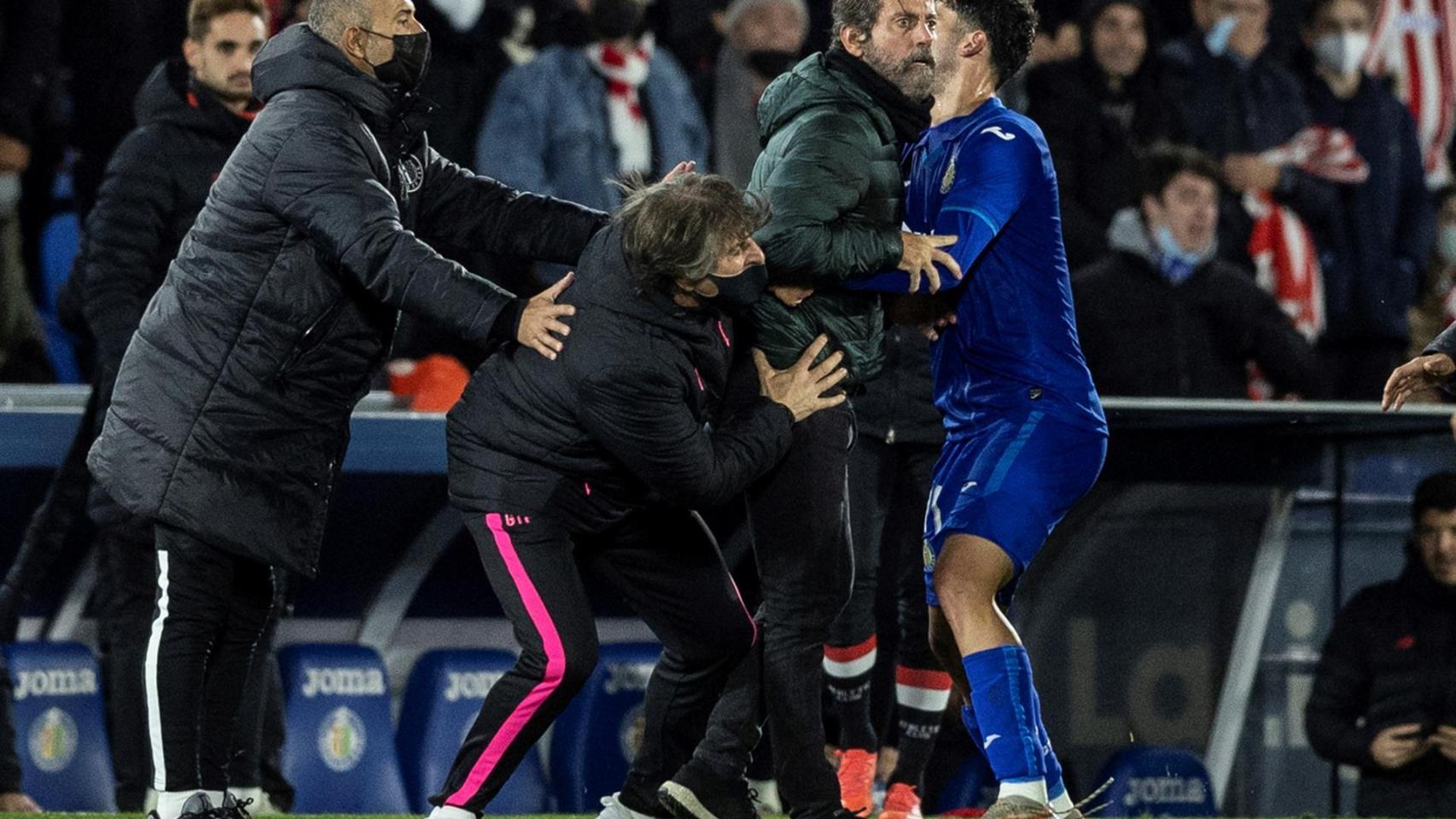Quique Sánchez Flores, parado por sus jugadores para que no llegara al árbitro