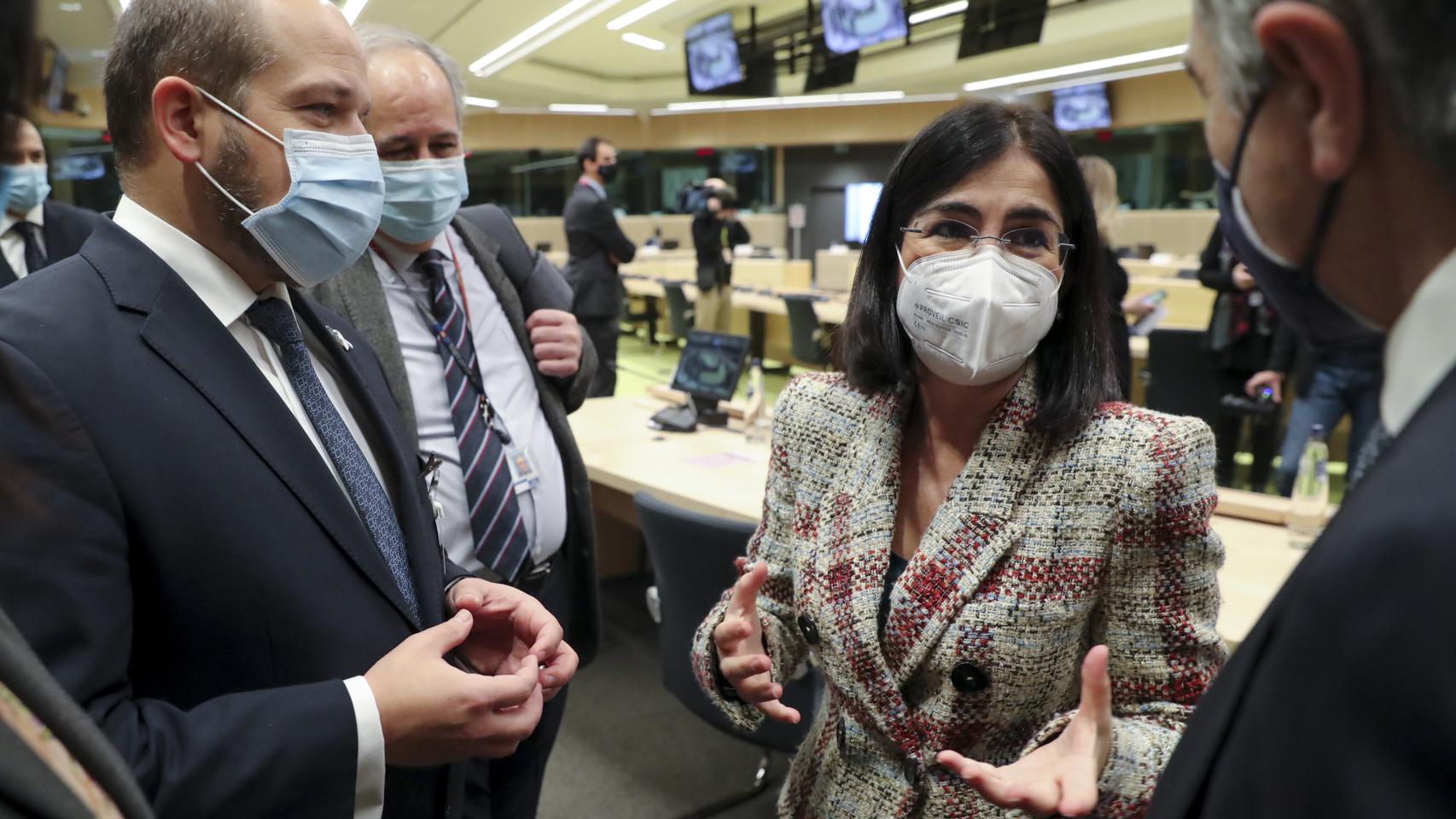 La ministra de Sanidad, Carolina Darias, conversa con sus homólogos durante la reunión de este martes en Bruselas