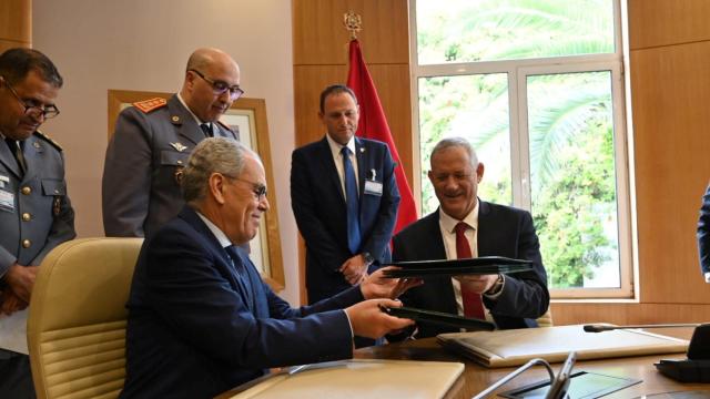 El ministro de Defensa marroquí, Abdelatif Loudiyi (izquierda) y su homólogo israelí, Benny Gantz (derecha) durante la firma de un acuerdo de colaboración alcanzado el pasado 24 de noviembre en Rabat.