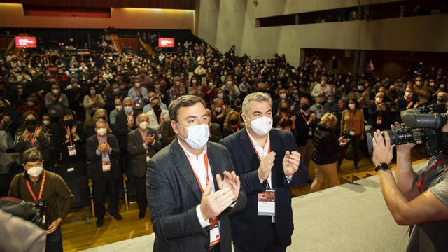 El secretario general del PSdeG, Valentín González Formoso (i) y el secretario de Organización del PSOE, Santos Cerdán (d), aplauden en la primera jornada del 14º Congreso del PSdeG.