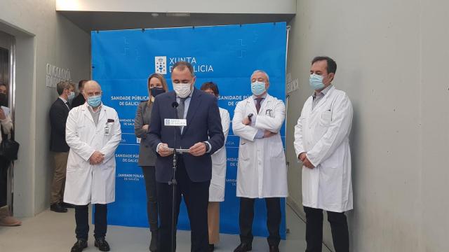 El conselleiro de Sanidade, Julio García Comesaña, durante un acto en el Hospital Meixoeiro de Vigo.