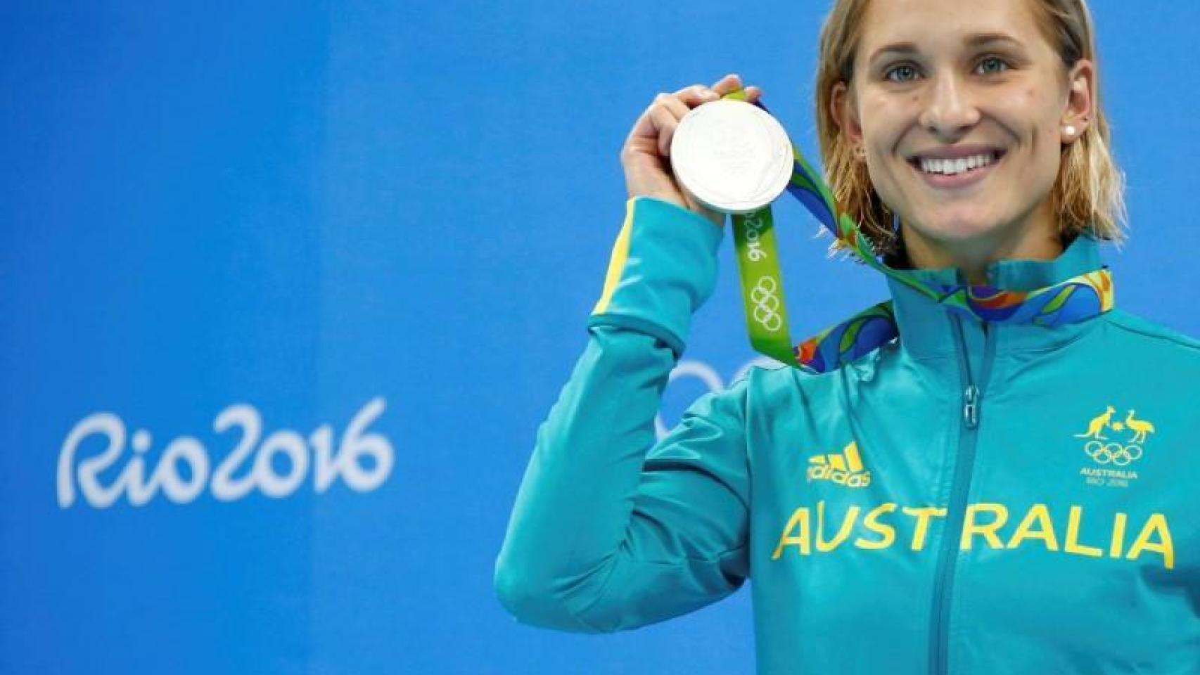 Madeline Groves posando con su medalla en Rio 2016