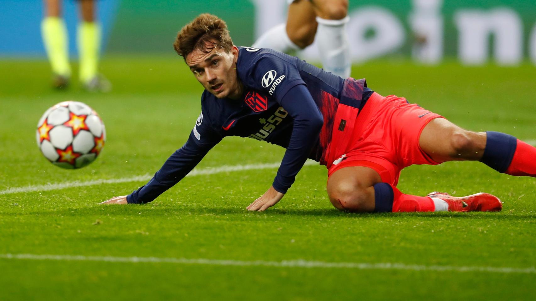 Antoine Griezmann peleando un balón con el Atlético de Madrid