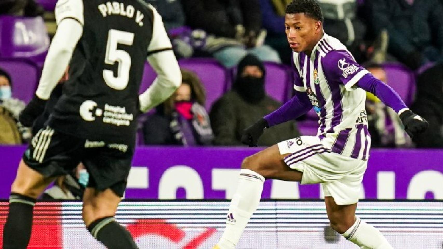 Gonzalo Plata en un partido con el Real Valladolid.