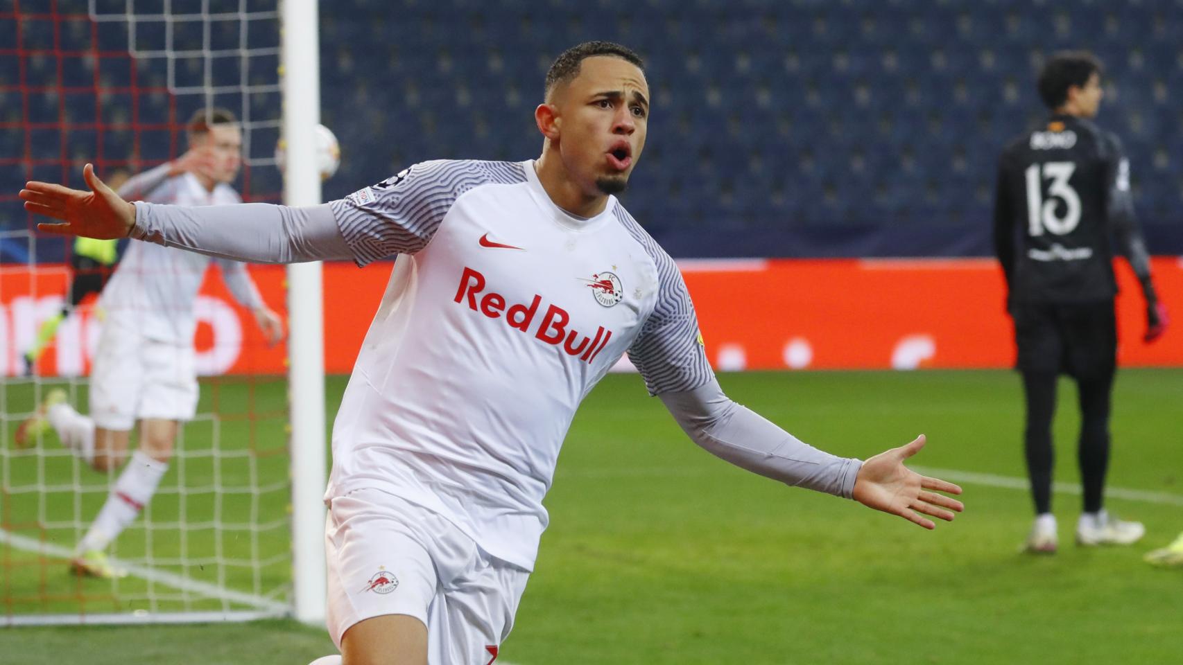 Noah Okafor celebra el gol del RB Salzburgo ante el Sevilla.