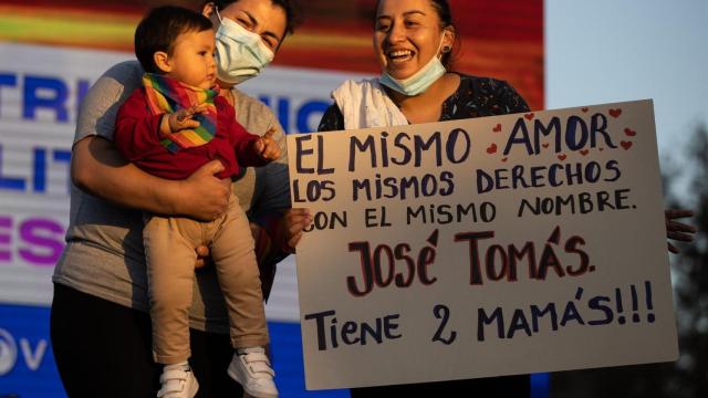 Dos mujeres celebran la aprobación del matrimonio igualitario.