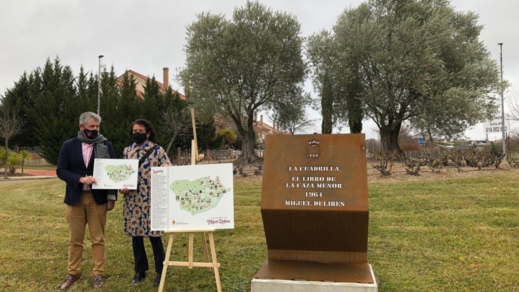 Inuaguración del paseo por parte de Sarbelio Fernández y Elisa Delibes de Castro