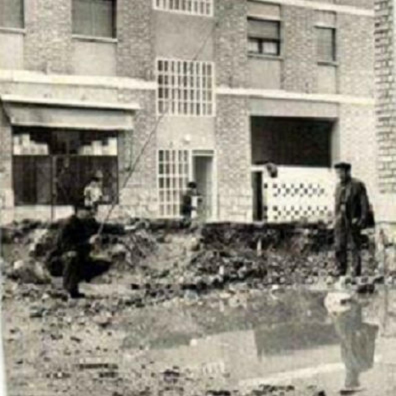 Vecino de Garrido pescando en un charco de una calle sin asfaltar, repleta de barro