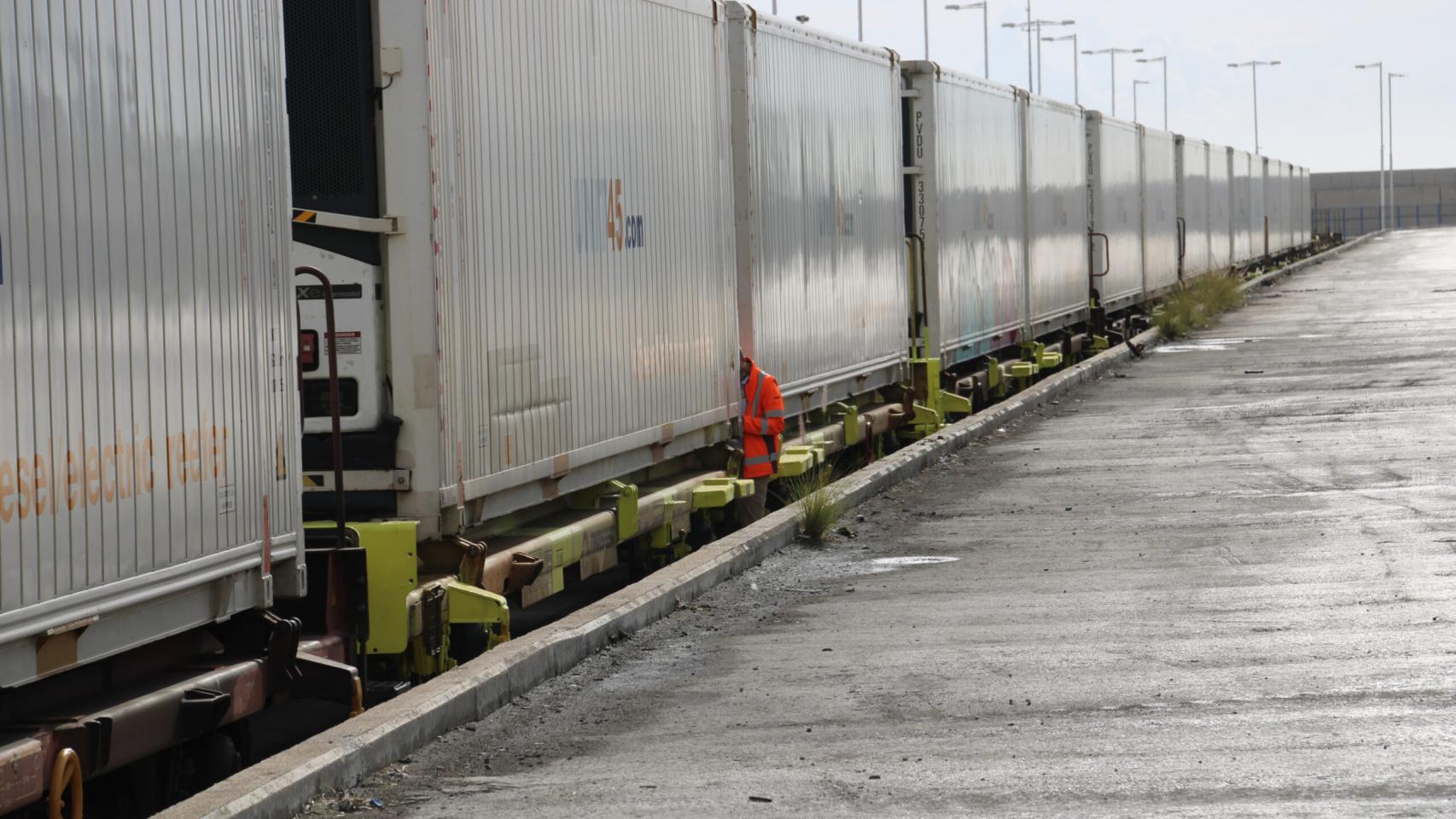 Los contenedores se cargan en el puerto de Alicante, desde donde parte el ferrocarril que aparece en la imagen.