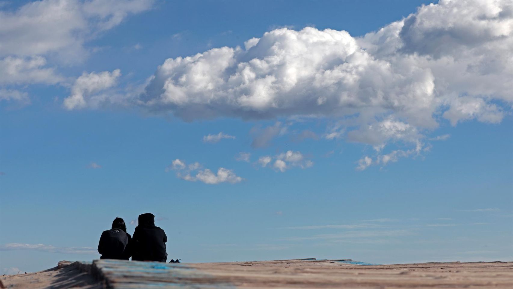 Dos jóvenes en una playa valenciana el pasado puente de la Constitución.