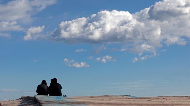 Dos jóvenes en una playa valenciana el pasado puente de la Constitución.