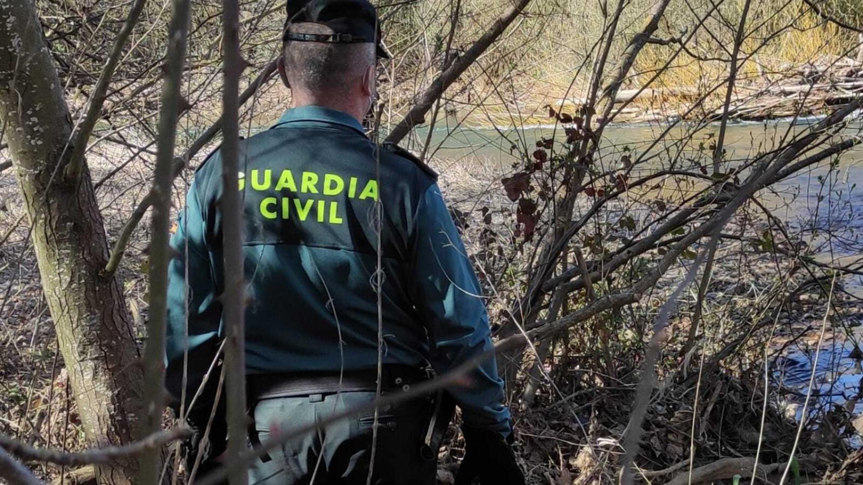 Guardia Civil a la orilla del río