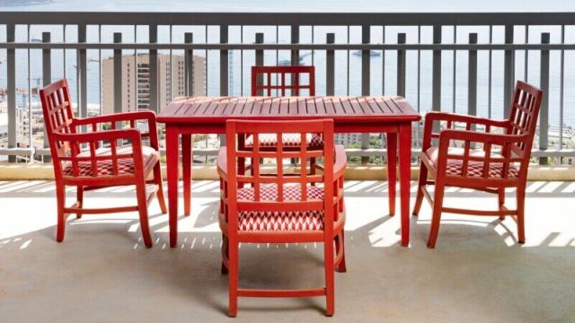 Mesa y set de cuatro sillas de Karl Lagerfeld subastadas.