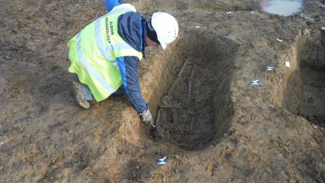 La tumba en Fenstanton del hombre crucificado.