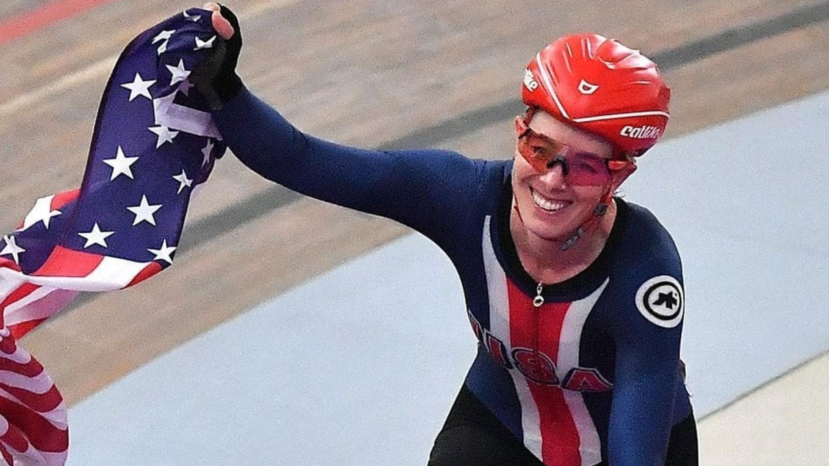 Christina Birch celebra una victoria con la bandera de la Estados Unidos