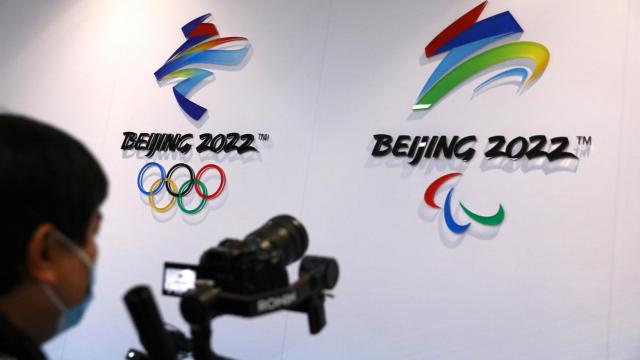 Los logos de los Juegos Olímpicos y Paralímpicos de Pekín 2022, en una infraestructura.