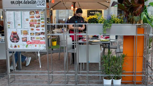 Una camarera en una terraza de Madrid.