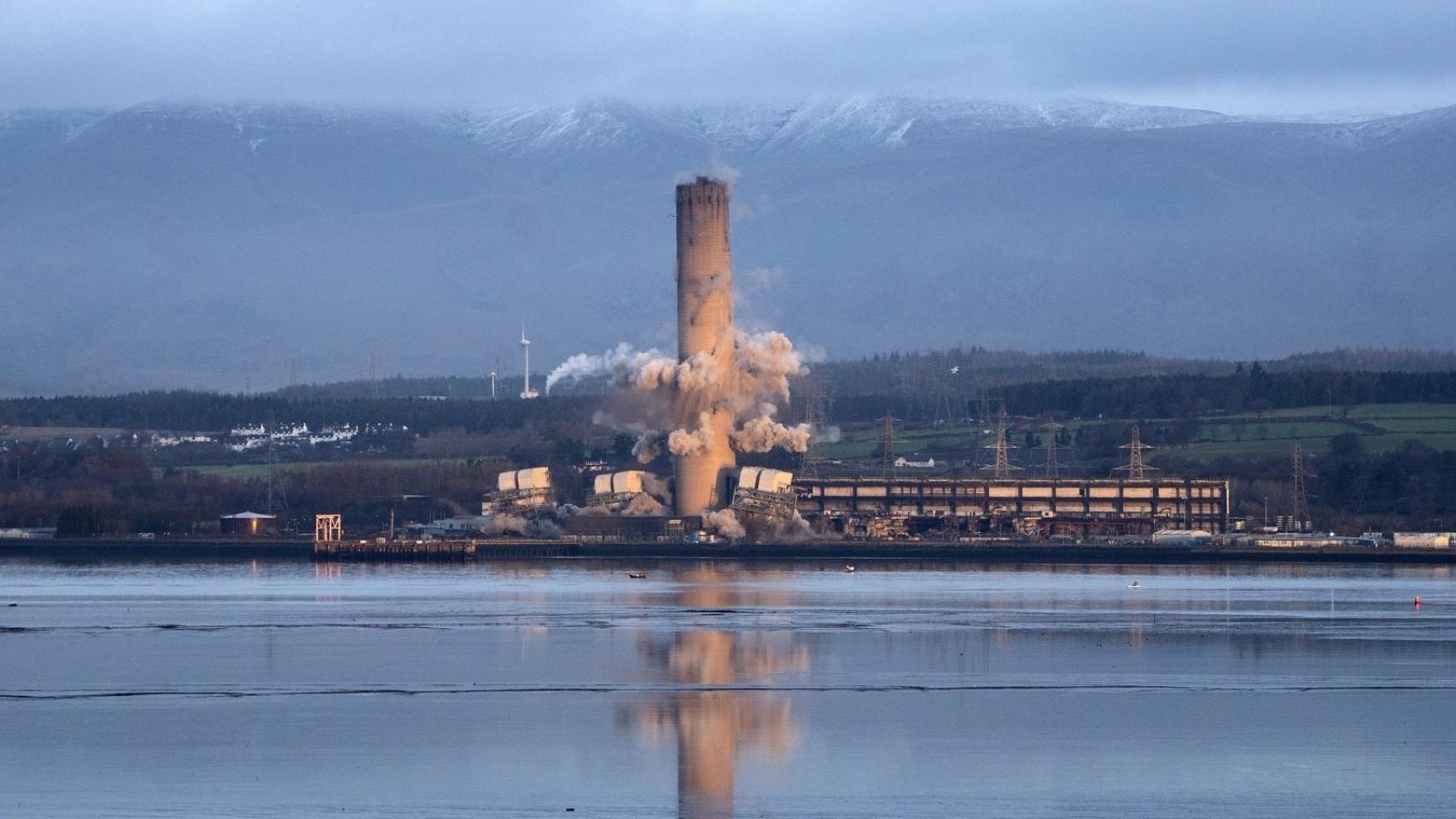 Iberdrola derriba la mayor central de carbón de Europa y Endesa desconecta su central térmica de Almería
