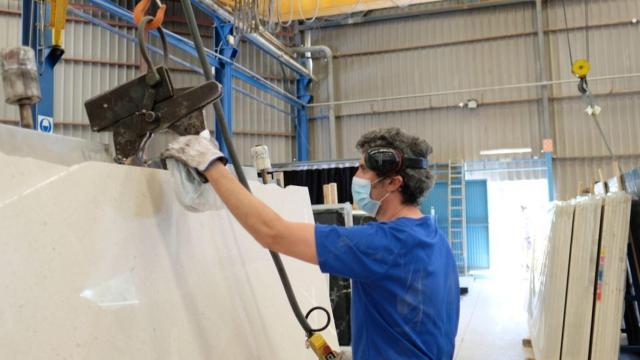 Un trabajador del sector del mármol.