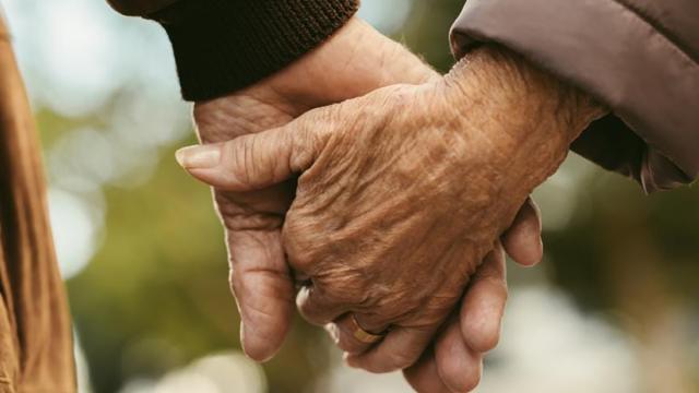 En Nochebuena me iré a la cama pronto: Cómo afrontar la Navidad sin los seres queridos