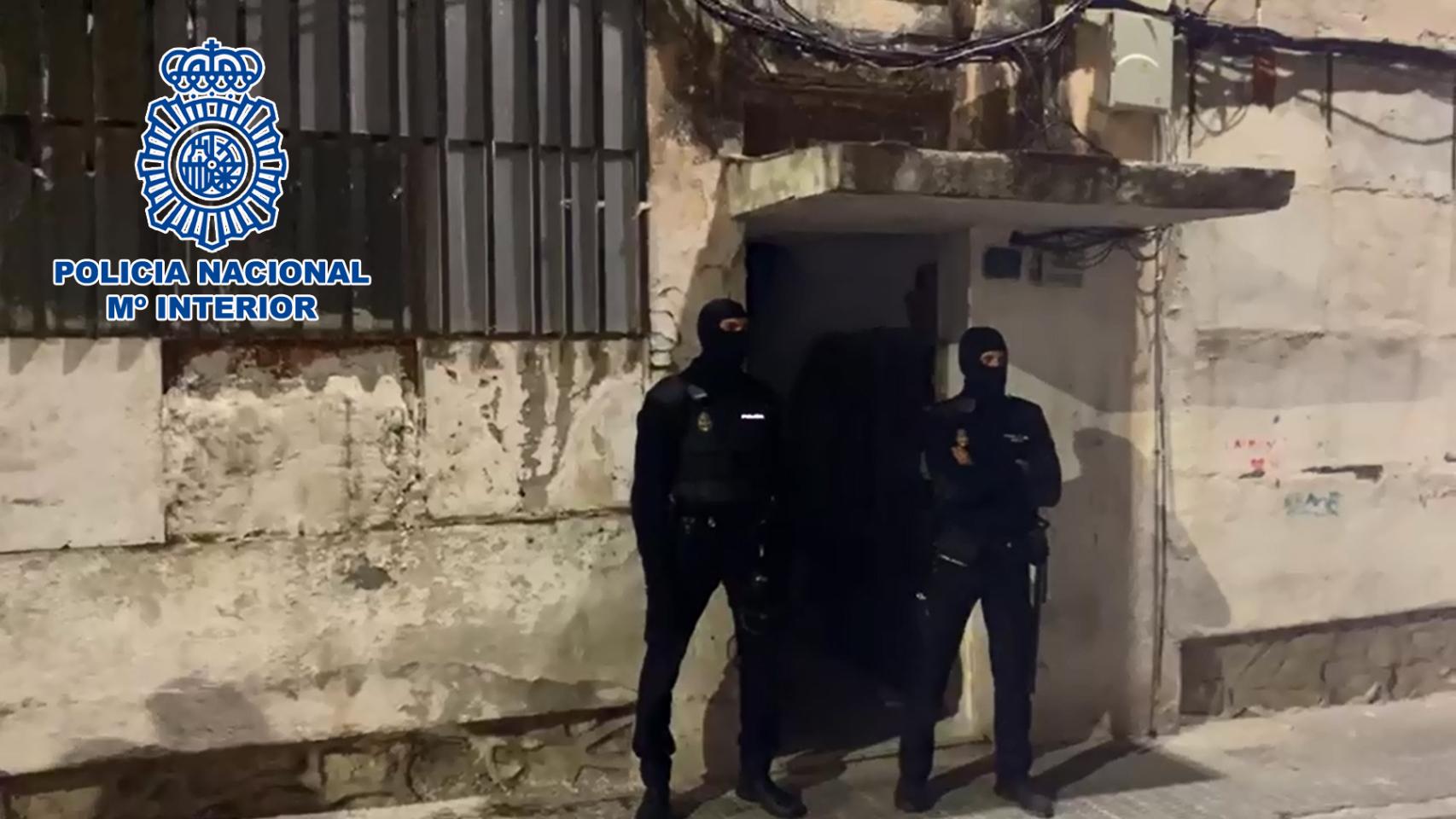 Los agentes, durante la intervención en la zona norte de Alicante