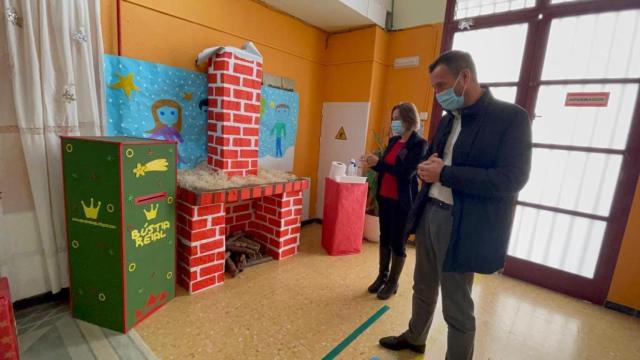 El alcalde de Elche y la edil de Educación supervisan el buzón o 'bustia reial' en un colegio.