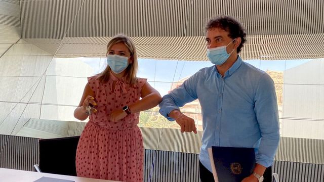 La vicealcaldesa Mari Carmen Sánchez y Francesc Colomer, en imagen de archivo.