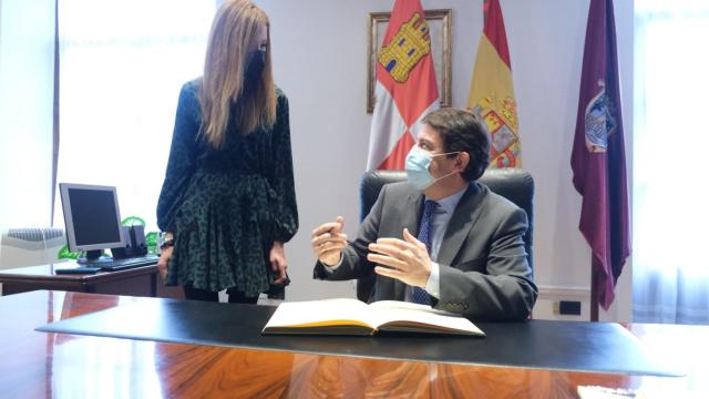 Mañueco con la alcaldesa de Miranda, Aitana Hernando