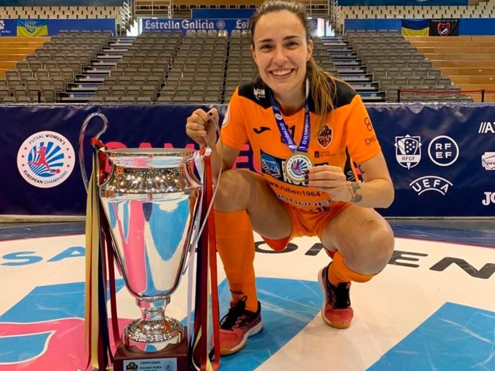Leticia Martín con el trofeo de la Champions League