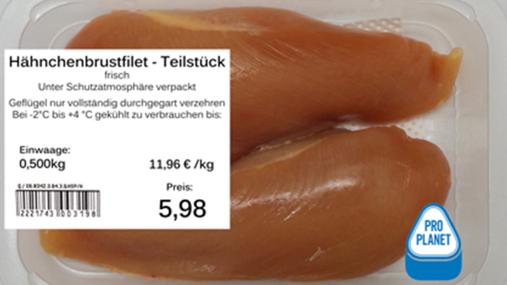 Pechuga de pollo alimentado con espirulina, empaquetada para su venta en grandes superficies.