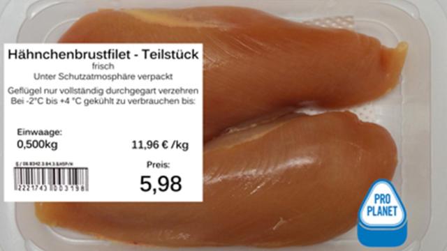 Pechuga de pollo alimentado con espirulina, empaquetada para su venta en grandes superficies.